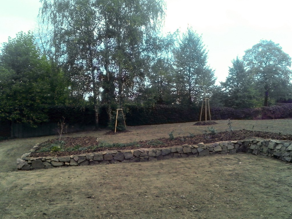 obnova zahrady u obecní školy ve Chvaleticích